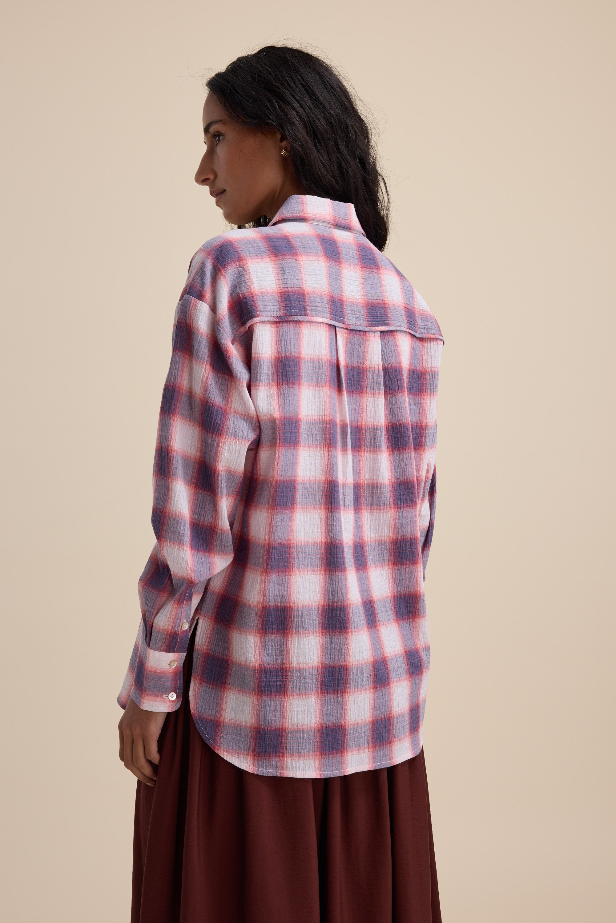 Woman in a relaxed fit Elementary Textured Shirt, pink and white check, seen from the back.